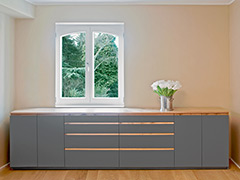 Highboard mit lackierten Fronten und astiger europäischer Eiche