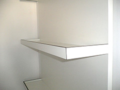 Schiebetür mit angebautem Regalsystem